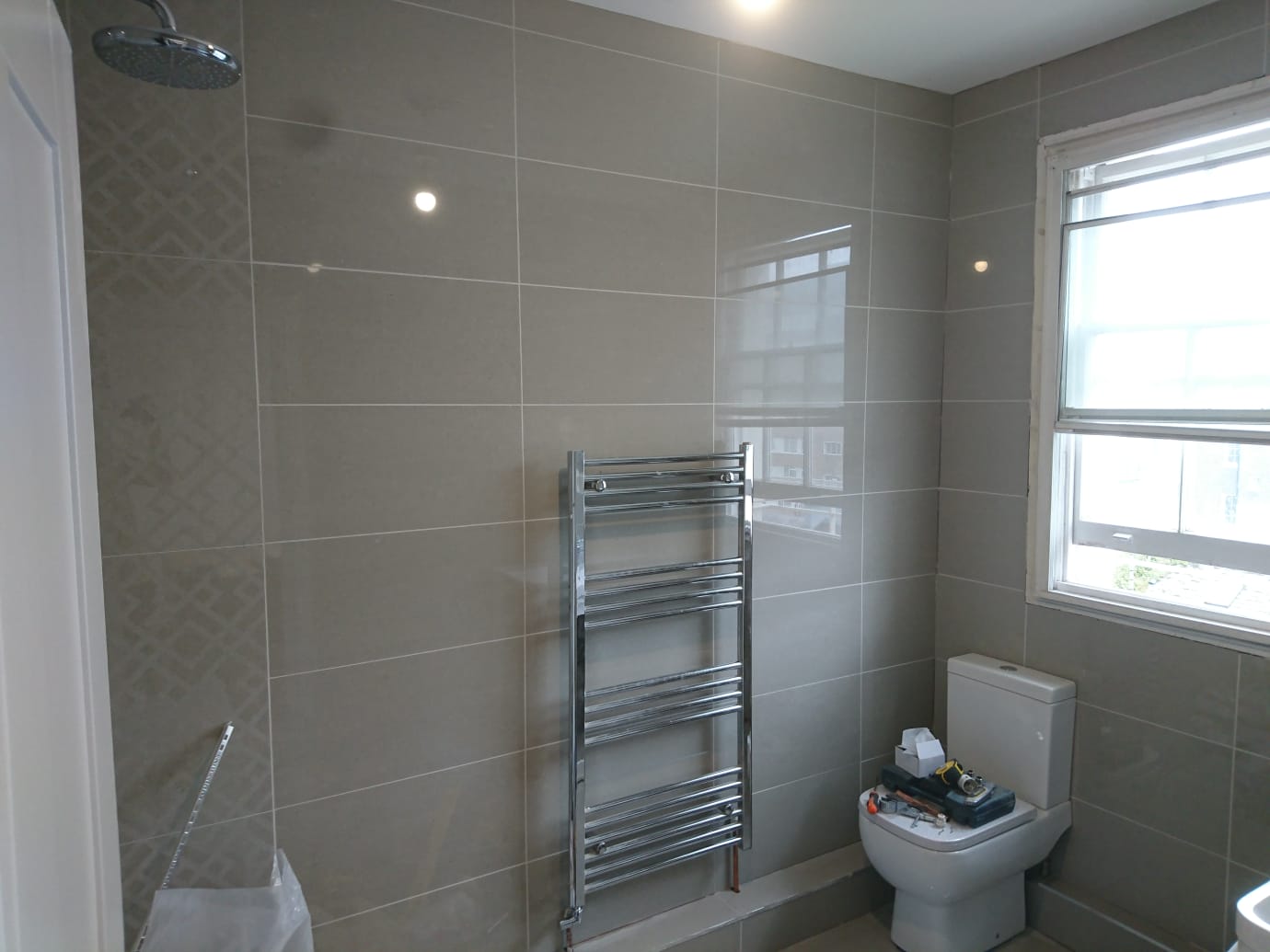 Plytelių klijavimas vonios kambaryje