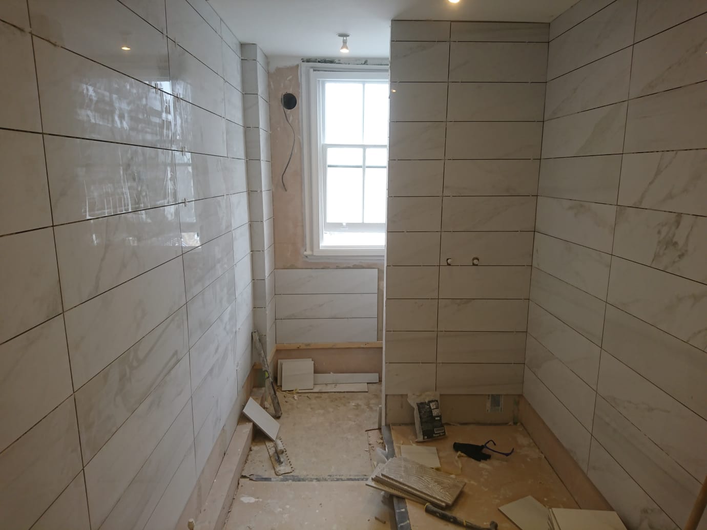 Plytelių klijavimo darbas virtuvėje