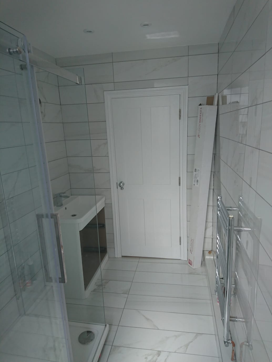 Plytelių klijavimas ant grindų