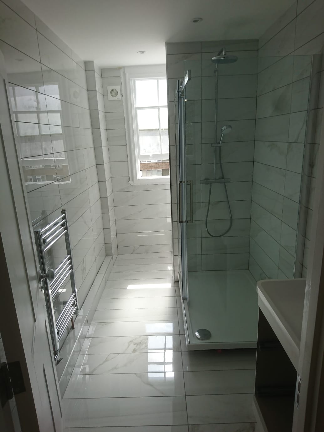 Plytelių klijavimo pavyzdys interjere