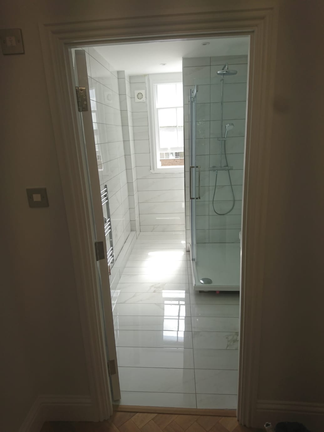 Terasos plytelių klijavimo darbas